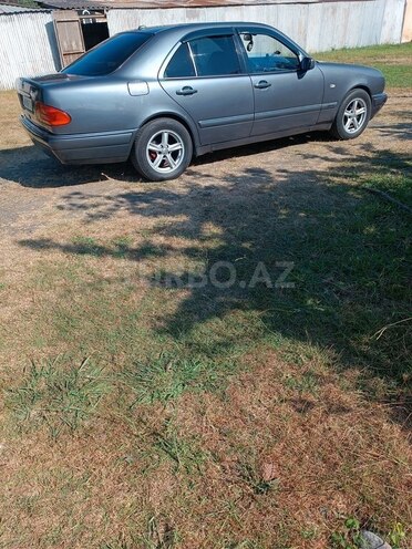 Mercedes E 240-4