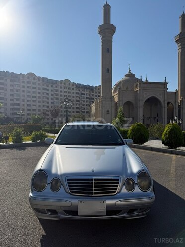 Mercedes E 240-1