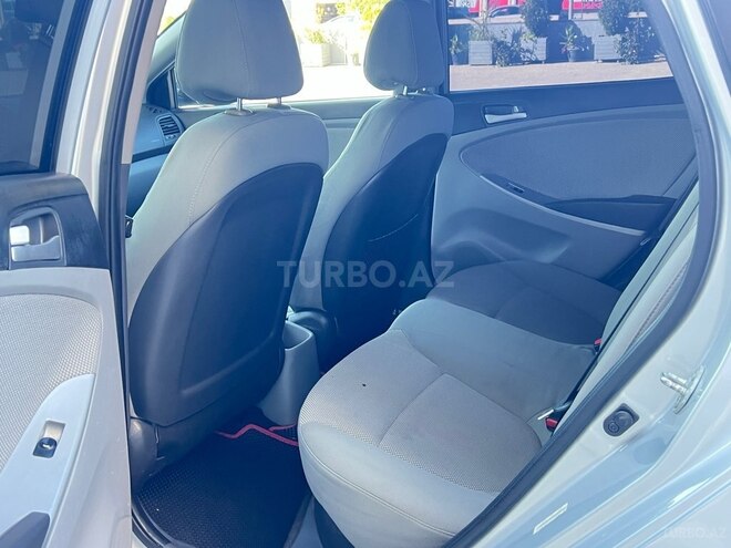 Hyundai Accent-12