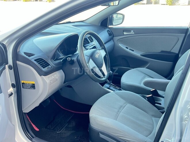 Hyundai Accent-13