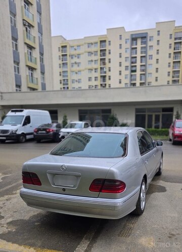 Mercedes E 240-3