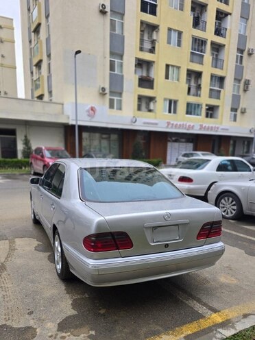 Mercedes E 240-4