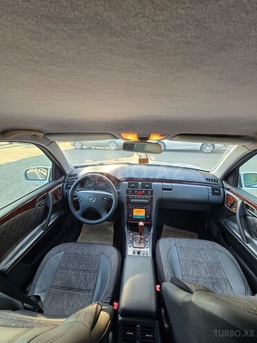 Mercedes E 240-11