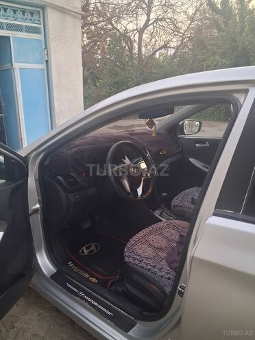 Hyundai Accent-7