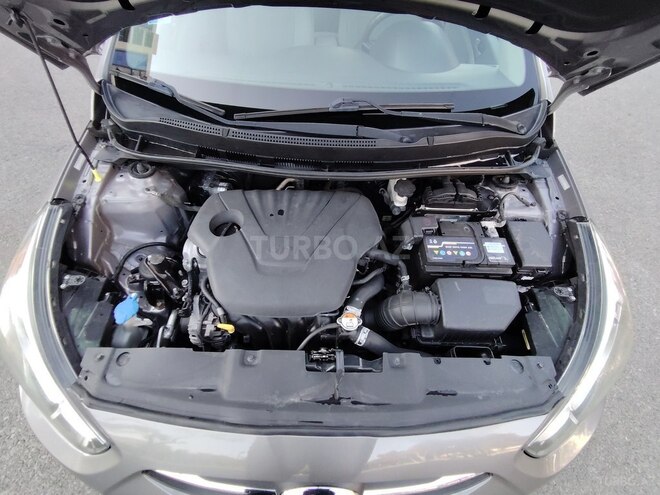 Hyundai Accent-11