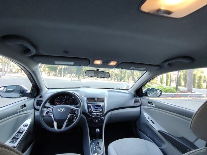 Hyundai Accent-12