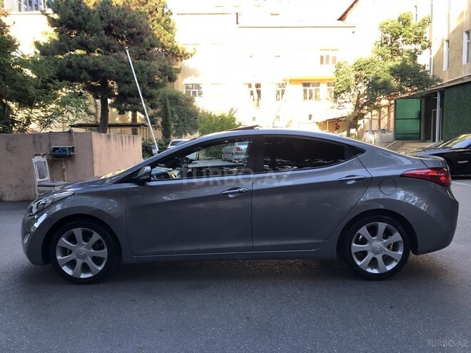 Hyundai Elantra-2