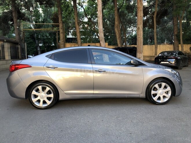 Hyundai Elantra-3