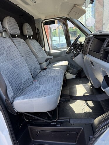 Ford Transit-10