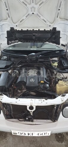 Mercedes E 240-13