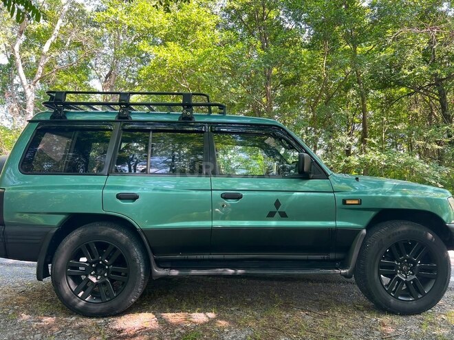 Mitsubishi Pajero-4