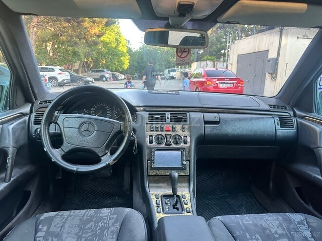 Mercedes E 240-2