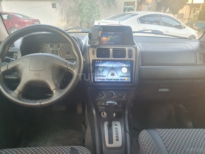 Mitsubishi Pajero io-7