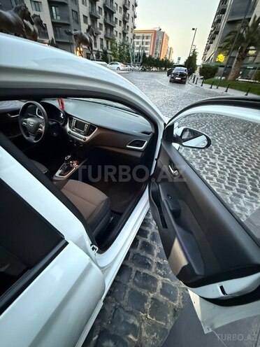 Hyundai Accent-15