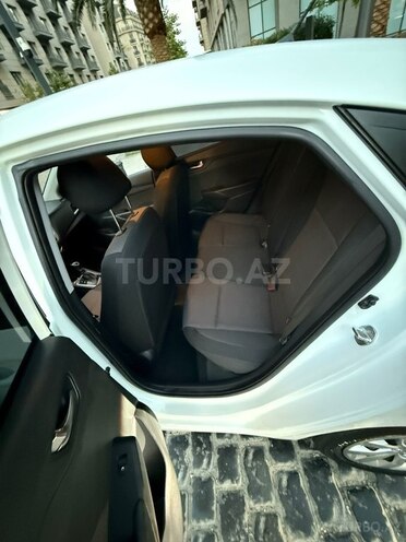 Hyundai Accent-12