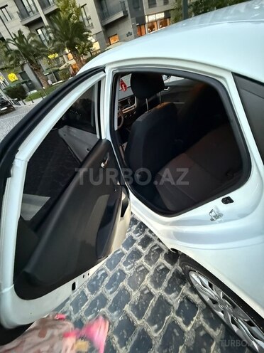 Hyundai Accent-11