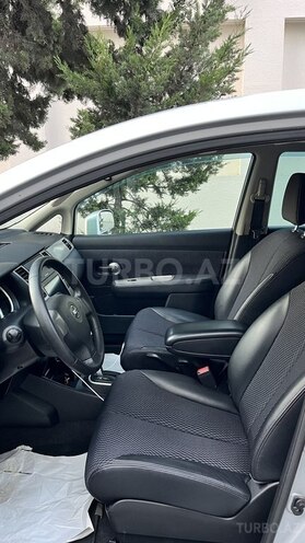 Nissan Tiida-5