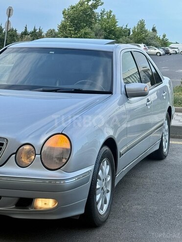 Mercedes E 280-11