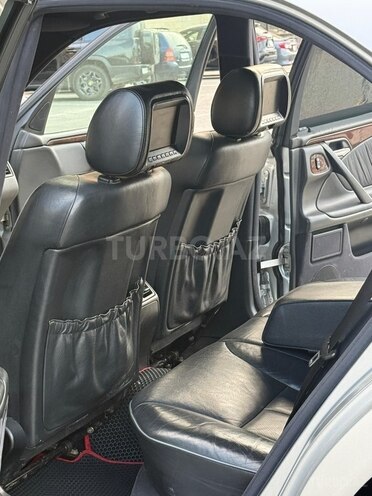 Mercedes E 280-17