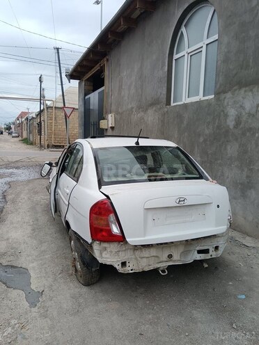Hyundai Accent-4