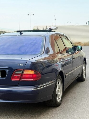 Mercedes E 270-11