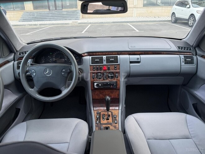 Mercedes E 270-19