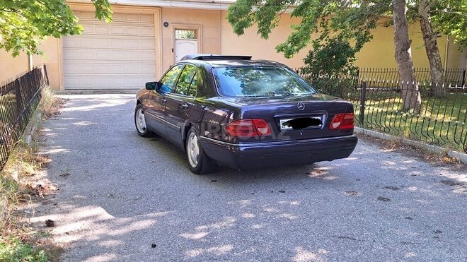 Mercedes E 240-13