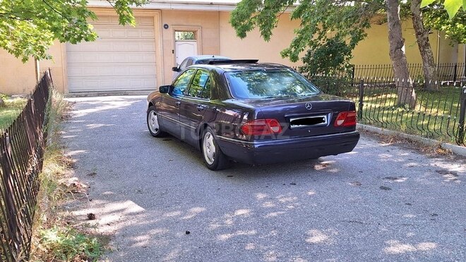 Mercedes E 240-11