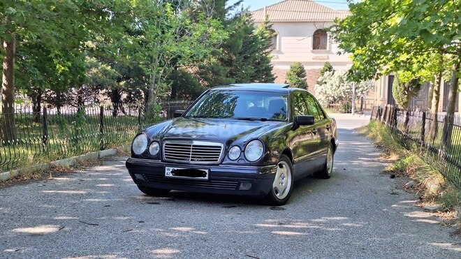 Mercedes E 240-1