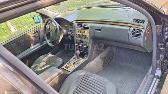Mercedes E 240-3