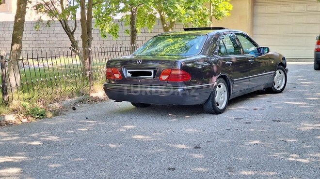 Mercedes E 240-4