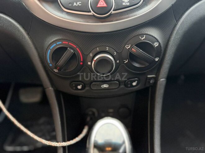 Hyundai Accent-11
