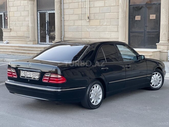 Mercedes E 240-4