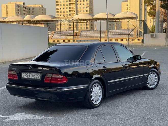 Mercedes E 240-13