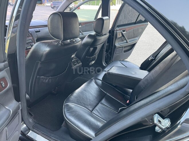 Mercedes E 240-19