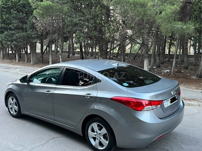Hyundai Elantra-16