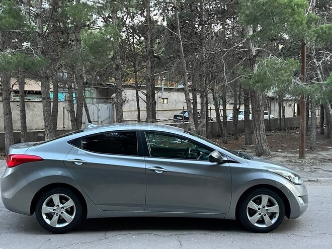 Hyundai Elantra-12