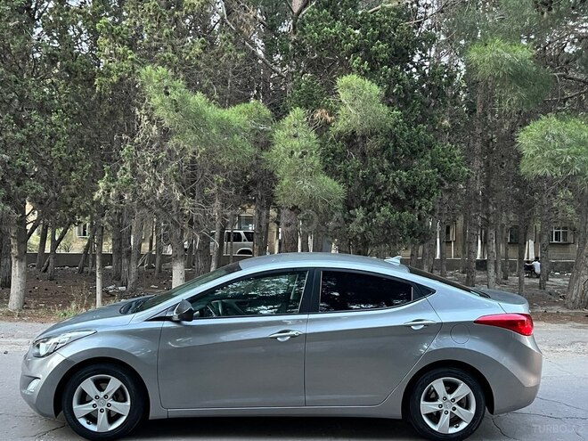Hyundai Elantra-13