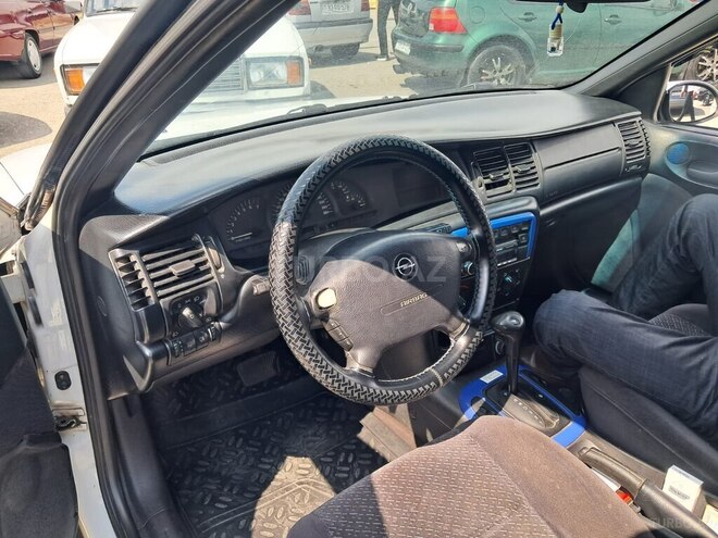 Opel Vectra-4