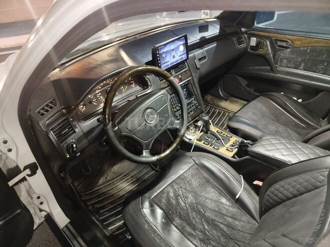 Mercedes E 240-18