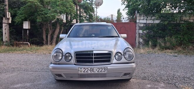 Mercedes E 230-1