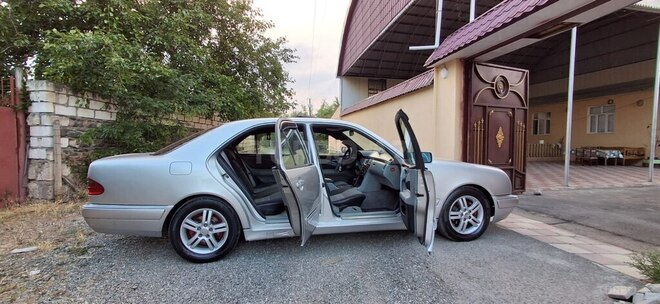 Mercedes E 230-4