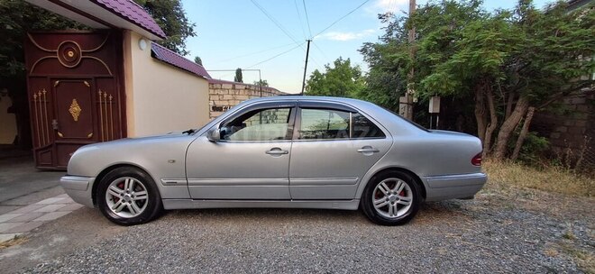 Mercedes E 230-7