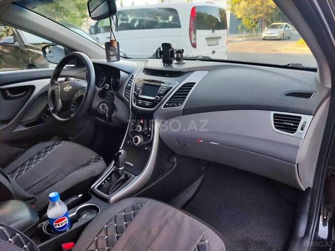 Hyundai Elantra-11