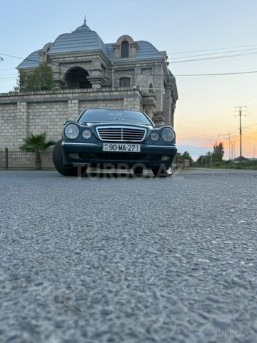 Mercedes E 240-11