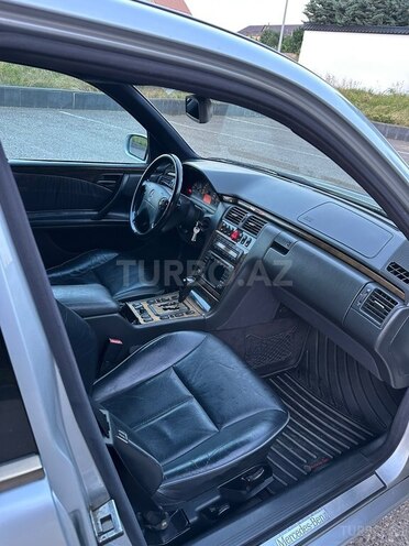 Mercedes E 320-11