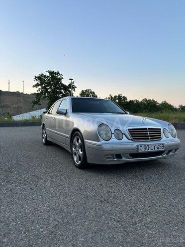 Mercedes E 320-1