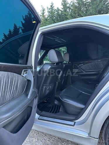 Mercedes E 320-9