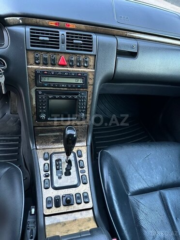 Mercedes E 320-13