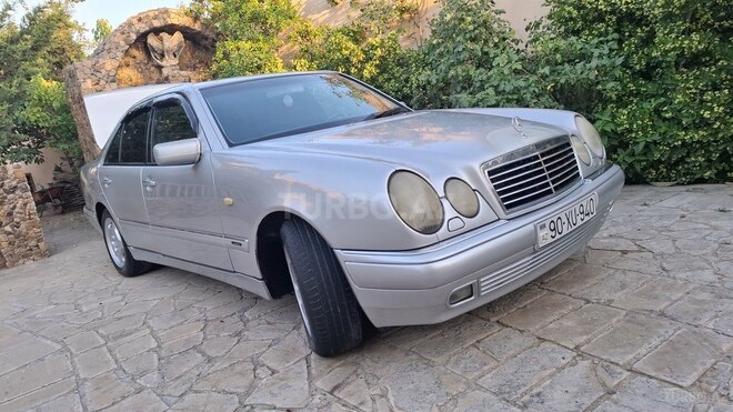 Mercedes E 240-13